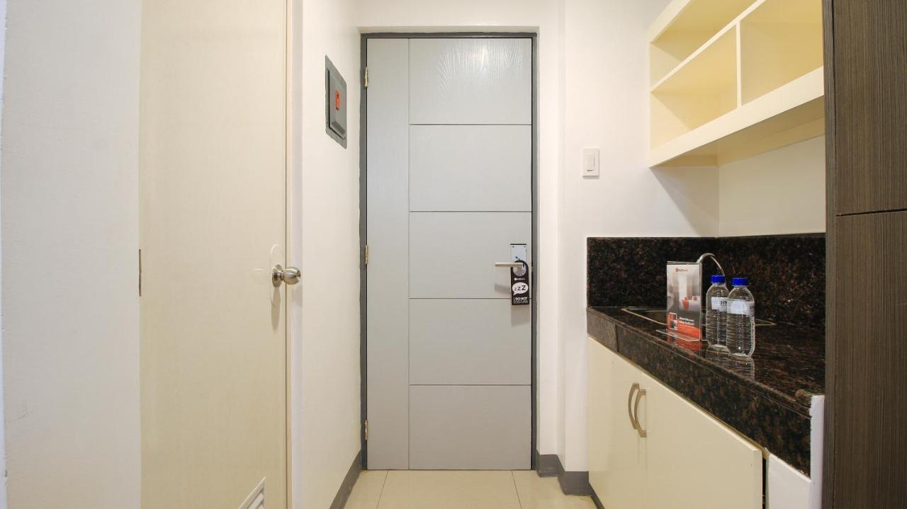 Reddoorz Plus @ Jardin Suites Guadalupe Nuevo Mandaluyong Екстериор снимка